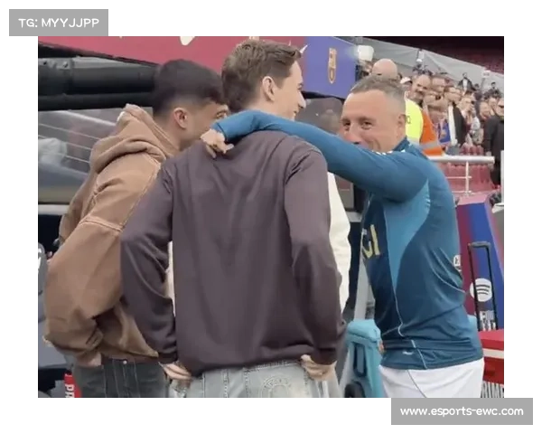 诺坎普暴雨中全场起立鼓掌，致敬41岁传奇卡索拉登场